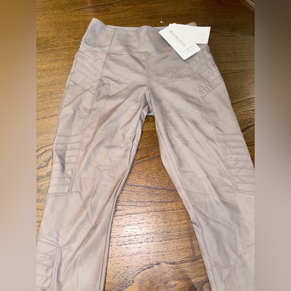 Small Athleta leggings 
brand new w tags 
Originally $109 
Asking $40 (offers)
